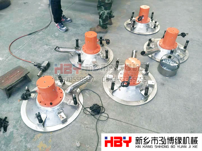 浙江嘉興的王經(jīng)理生產(chǎn)的5臺(tái)HBY-GP600型高頻篩正在安裝，預(yù)計(jì)明天才能發(fā)貨